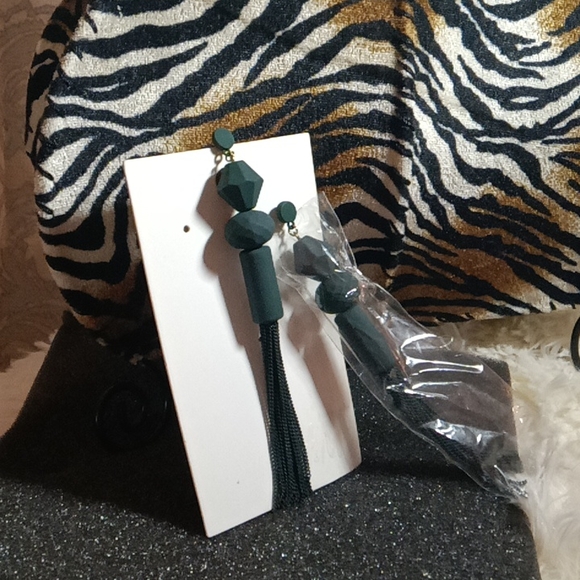 NWT earrings - Picture 3 of 5